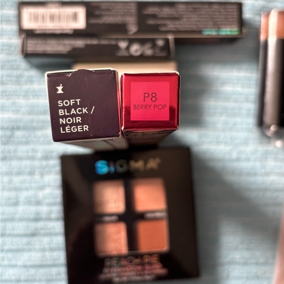 Assorted makeup & makeup brush bundle - Picture 10 of 10